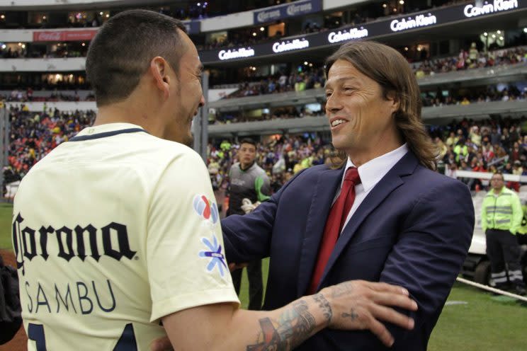 “Hay que vivir el duelo que tenemos, superarlo, analizar qué es lo que nos falta y seguir creciendo”. Eso dijo Matías Almeyda, DT de las Chivas, luego de la derrota frente al América. El dolor y la amargura eran evidentes, “Esto es fútbol y hay que aguantar estos instantes. Los momentos amargos son los que más tiempo tardan en irse. Se terminó. Yo venía con la mentalidad de pararme mañana (hoy) a entrenar y preparar la semifinal” Ruben Sambueza del América y el técnico de Chivas Matías Almeyda se saludan durante el Clásico /Foto: Agencia EL UNIVERSAL