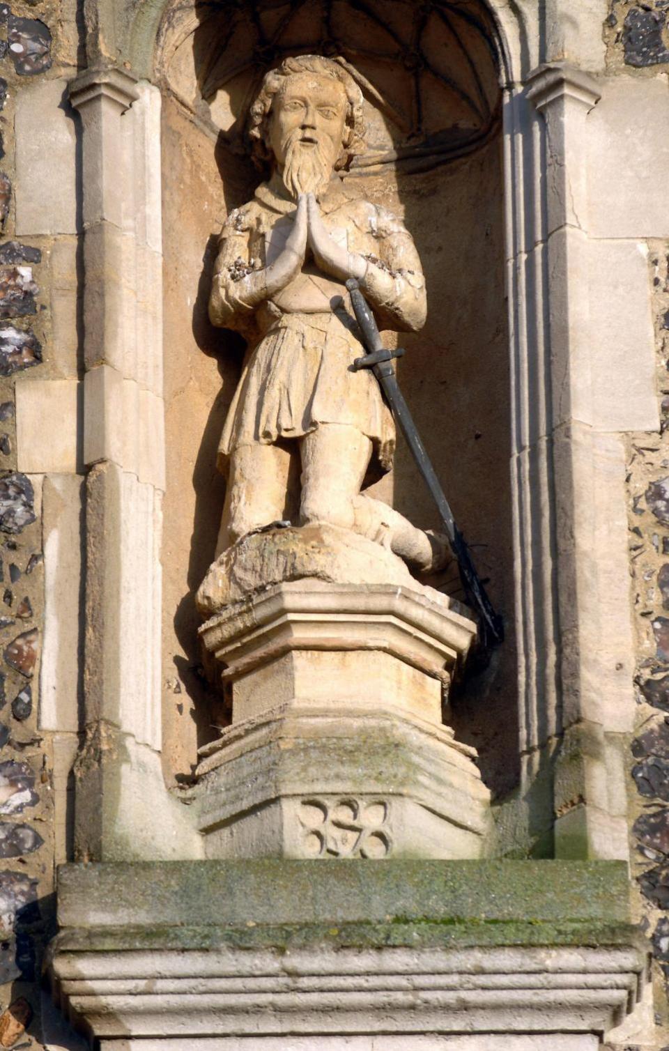 Eastern Daily Press: A statue of Sir Thomas Erpingham in Erpingham Gate, Tombland