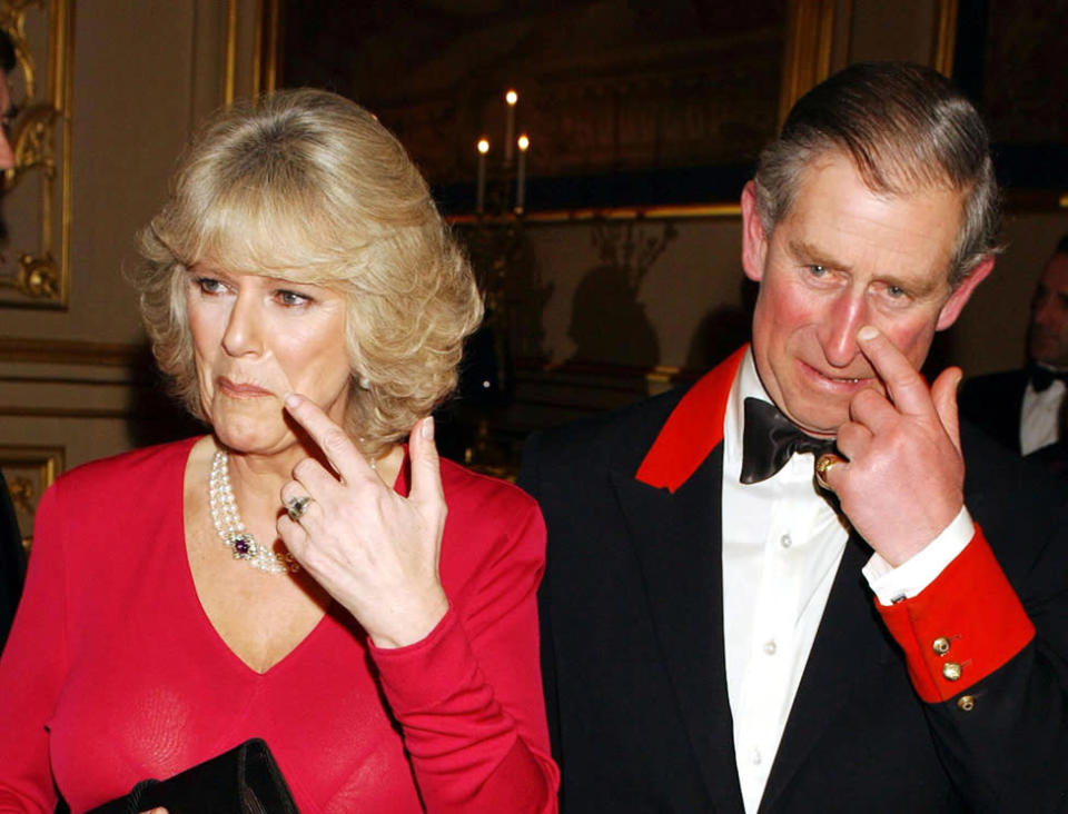 El rey Carlos III y la reina consorte llegan a una fiesta en el castillo de Windsor, tras anunciar su compromiso el 10 de febrero de 2005.