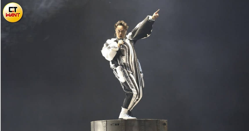 陳奕迅今晚小巨蛋開唱，以太空人裝扮現身演唱〈2001太空漫遊〉為台北演唱會揭開序幕。（圖／侯世駿攝）