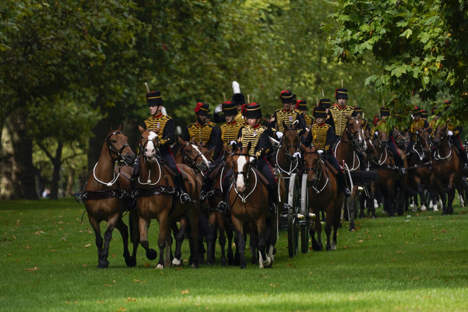 La artillería real sale tras un homenaje para conmemorar la vida de la reina Isabel II en el Hyde Park en Londres el viernes 9 de septiembre de 2022. La reina Isabel II, la monarca con el reinado más largo de Gran Bretaña y una roca de estabilidad en buena parte de un siglo turbulento, falleció el jueves 8 de septiembre de 2022 tras 70 años en el trono. Tenía 96 años. (Foto AP/Alberto Pezzali)