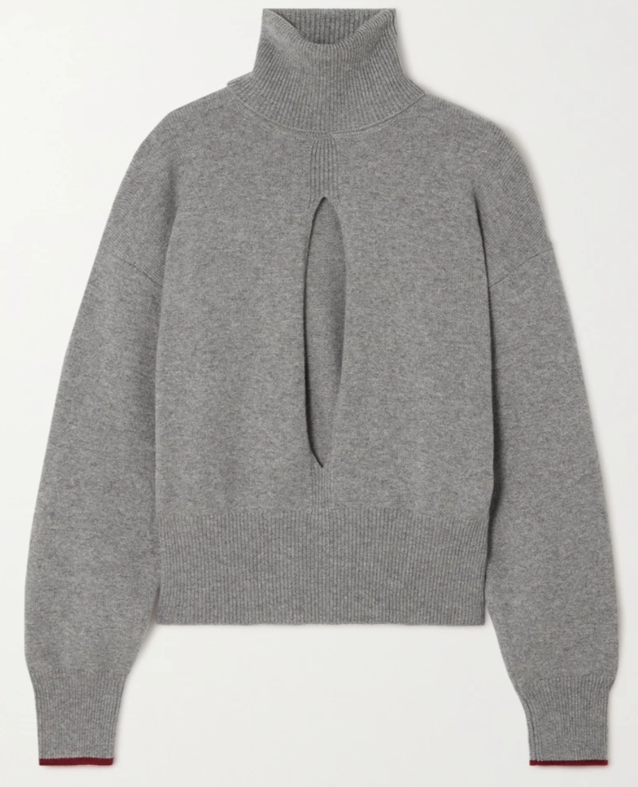 Den Rollkragenpullover mit Cut-out von Victoria Beckham gibt es auch in Grau mit bordeauxfarbenen Akzenten (Bild: Net-a-Porter)