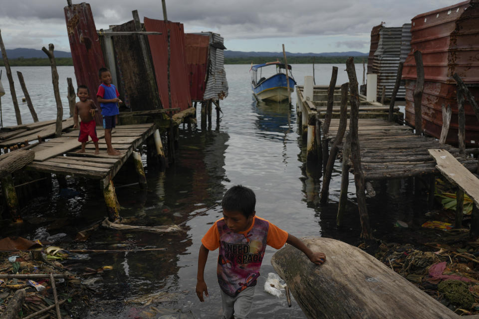 Niños parados en muelles y pasarelas en la isla Gardi Sugdub, parte del archipiélago de San Blas frente a la costa caribeña de Panamá, el sábado 25 de mayo de 2024. Debido al aumento del nivel del mar, unas 300 familias indígenas Guna se trasladarán a nuevas casas construidas por el gobierno en el continente. (AP Foto/Matías Delacroix)