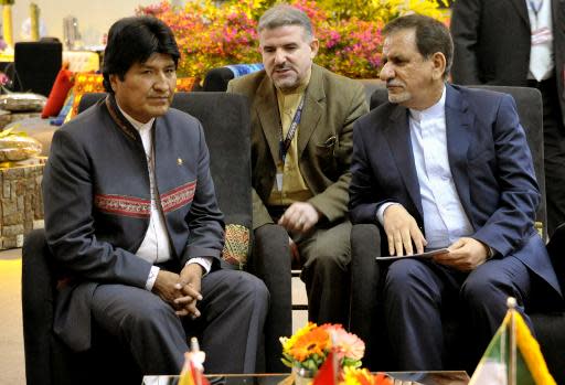 (I-D) El presidente de Bolivia y presidente protémpore del G77+China, Evo Morales, y el vicepresidente de Irán, Eshaq Jahangiri en la cumbre del G77 + China en Santa Cruz, Bolivia, el 14 de junio de 2014. (PRESIDENCIA/AFP | Freddy Zarco)