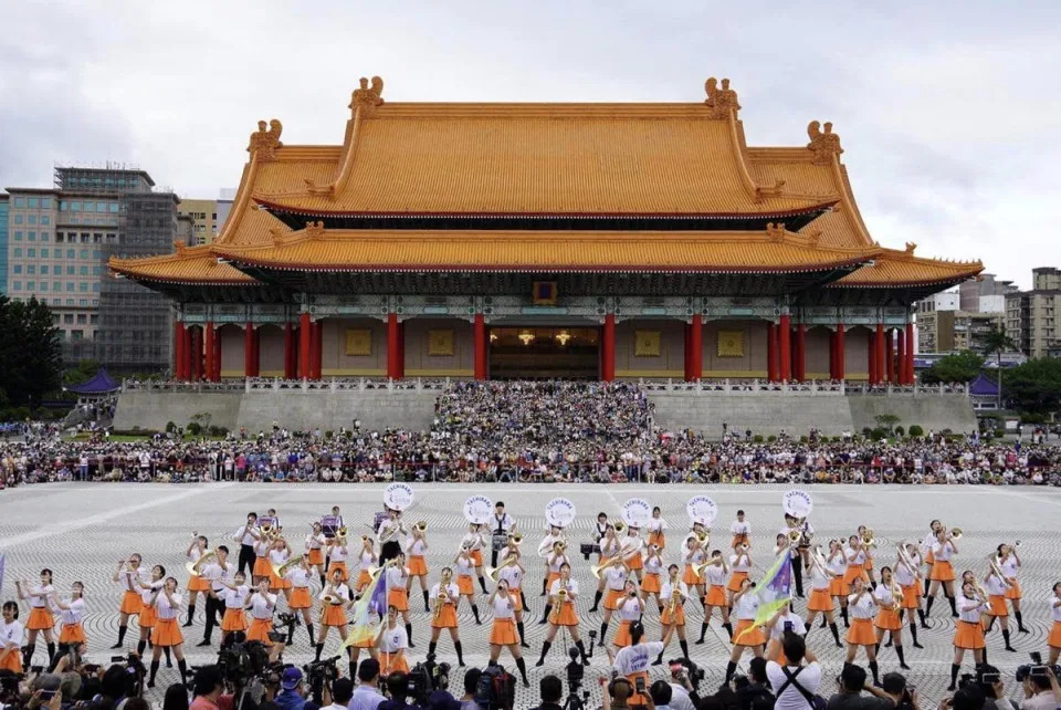 「橘色惡魔」9日下午和北一女及台中曉明女中，一起在兩廳院前廣場切磋交流。（翻攝自日本台灣交流協會臉書）