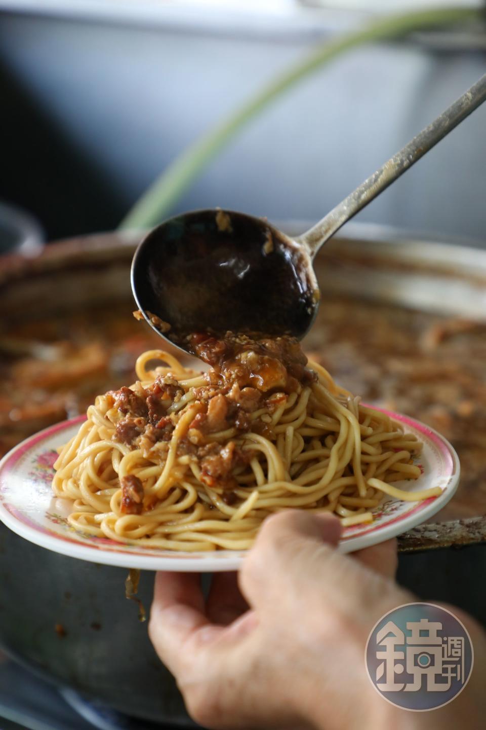 台中式的「炒麵」非大鍋快炒，而是在油麵上淋了滷肉，味道比較像乾拌麵。（35元／中份）