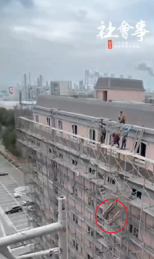 六輕包商工人徒手拉鷹架，不堪負重後，整捆鷹架從8樓墜地。（圖／翻攝自記者爆料網）