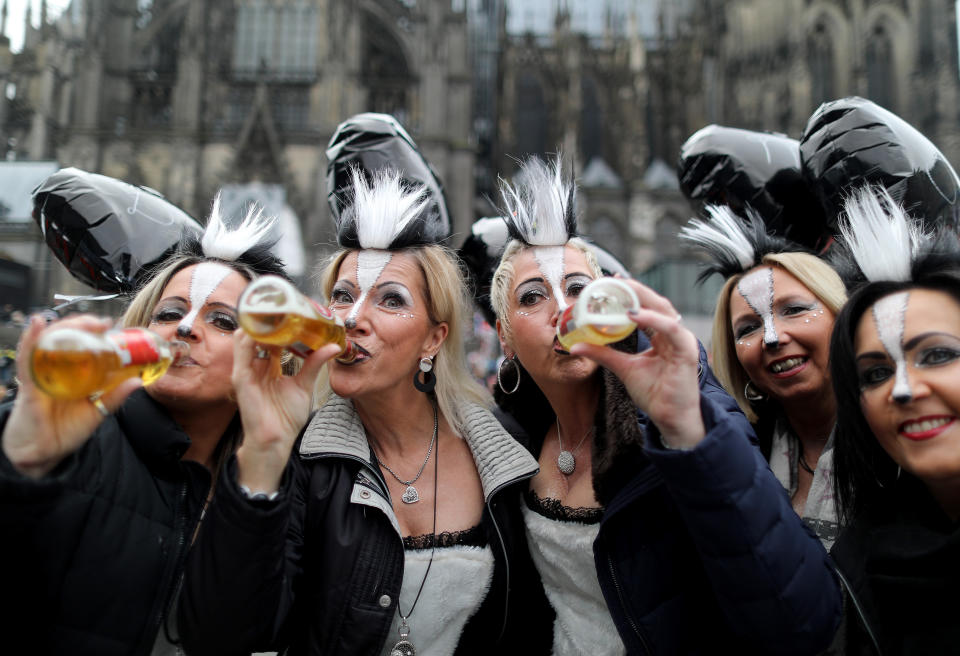 Ob Bier, Sekt oder Apfelschorle: An Karneval wird viel getrunken (Bild: Oliver Berg/dpa)