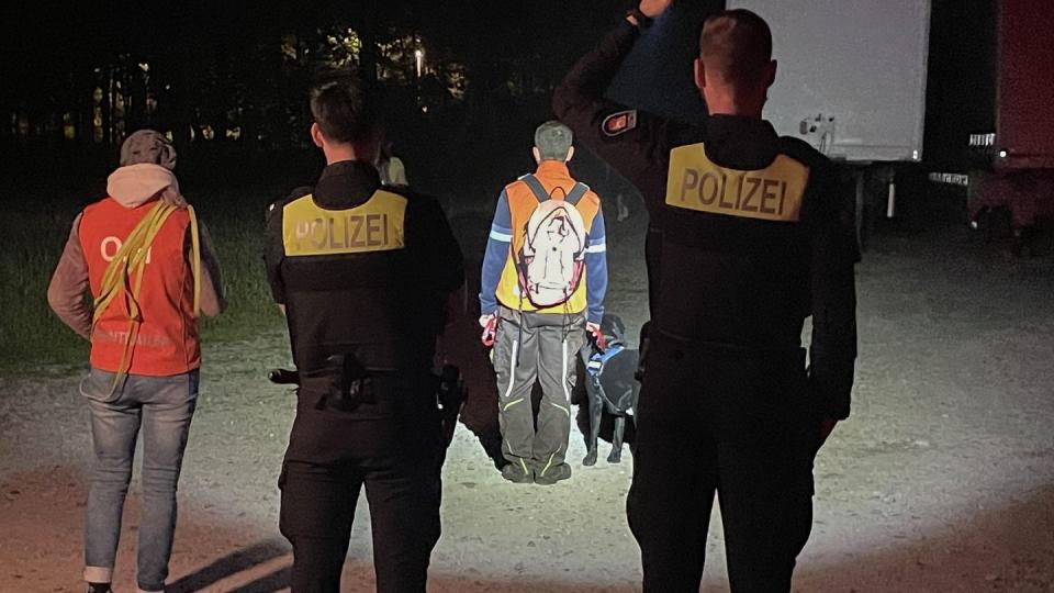 Die Polizei sucht mit großem Einsatz und Suchhunden nach dem vermissten Jungen.