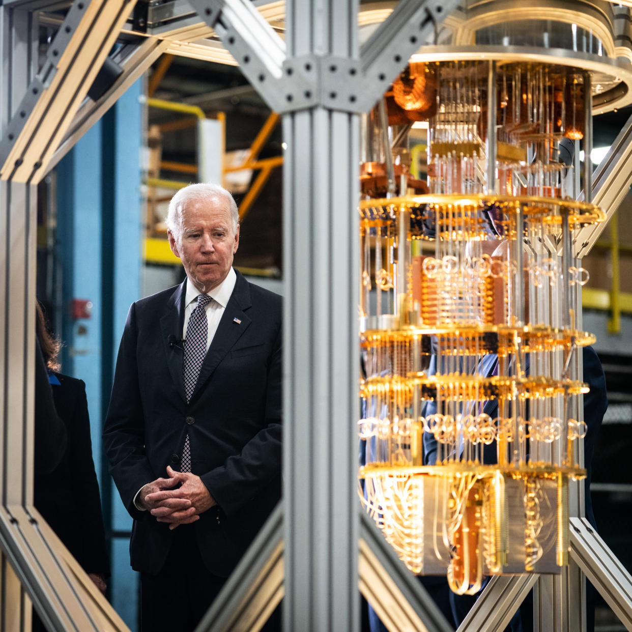 El presidente Joe Biden con la computadora cuántica System One de IBM durante una visita a las instalaciones en Poughkeepsie, Nueva York, el 6 de octubre de 2022. (Erin Schaff/The New York Times)

