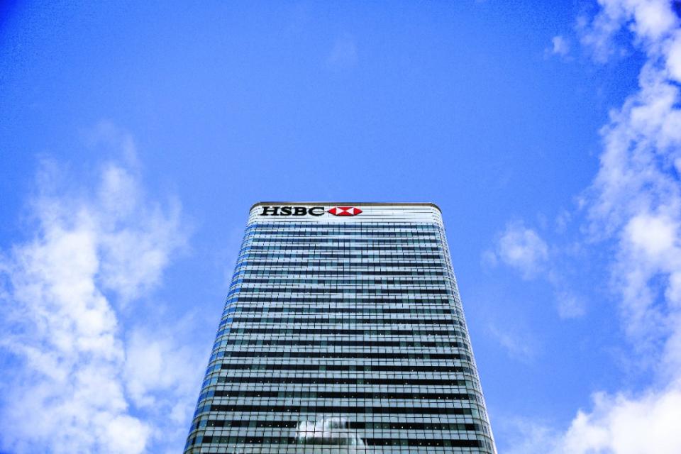 Shareholders have voted to remove the current cap on bonuses at HSBC