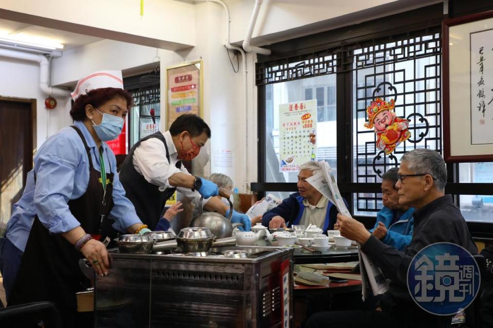 蓮香居用的是傳統的雙層木桌。