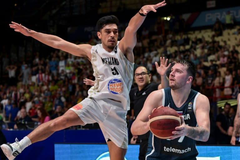 Luka Doncic (derecha) con el balón durante la victoria con Eslovenia ante Nueva Zelanda en un torneo preolímpico de básquet. En Atenas, el 4 de julio de 2024 (Aris MESSINIS)