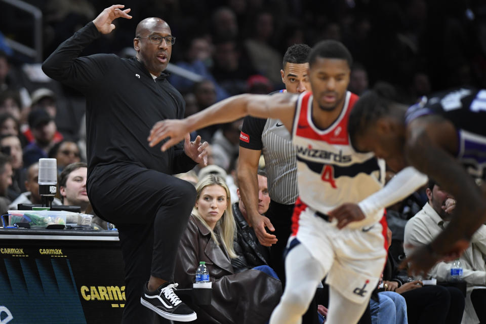 Sacramento Kings coach Mike Brown, left, reacts to play during the second half of the team's NBA basketball game against the Washington Wizards on Thursday, March 21, 2024, in Washington. (AP Photo/John McDonnell)