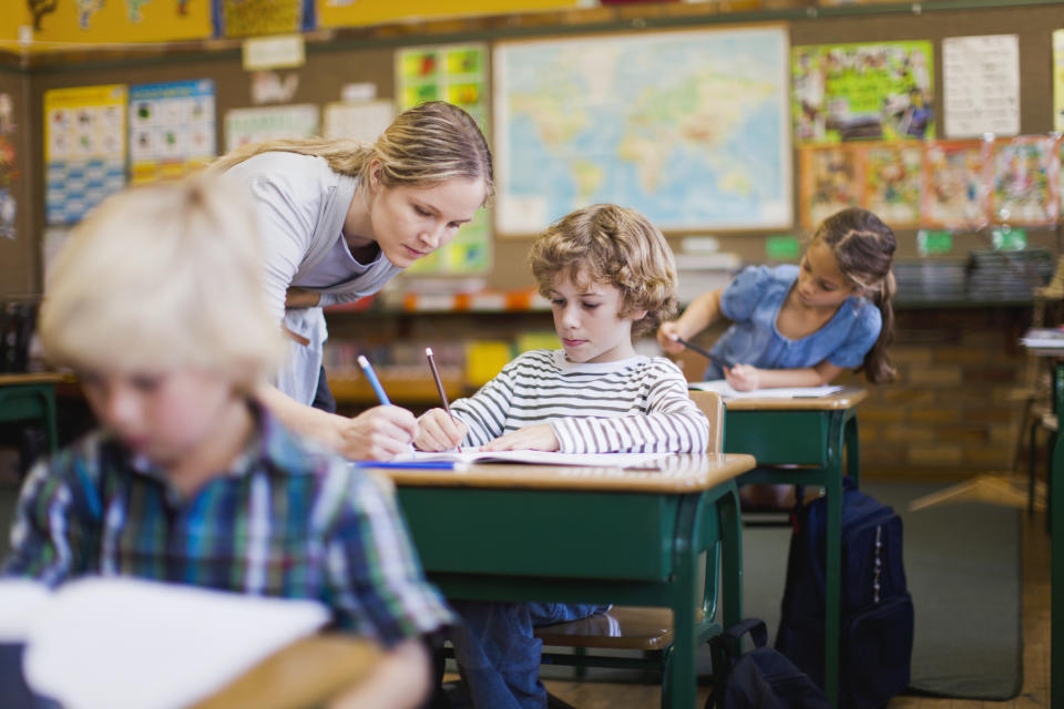 Viele Lehrer müssten die Zeugnisse nun per Hand schreiben, um zu vermeiden, sich strafbar zu machen. (Bild: Getty Images)