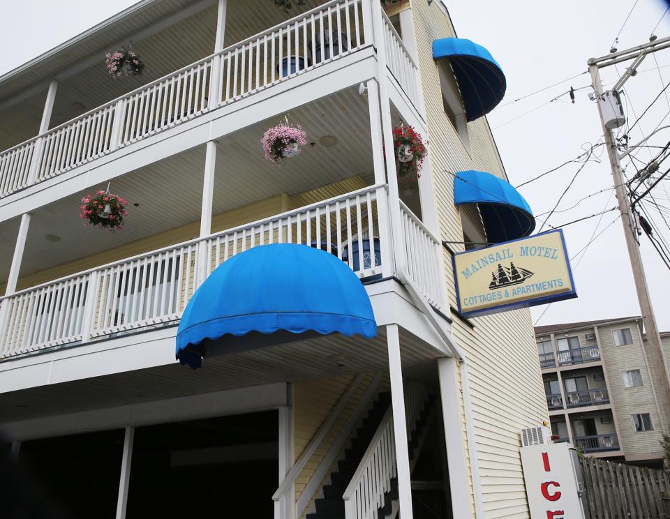 Dave and Kara Hartnett are selling their Mainsail Motel and Cottages at Hampton Beach.