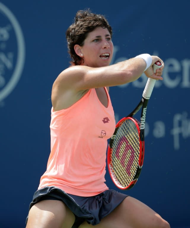 Carla Suarez Navarro of Spain hits a return during her quarterfinal match against Angelique Kerber during day 7 of the Western & Southern Open at the Lindner Family Tennis Center on August 19, 2016 in Mason, Ohio