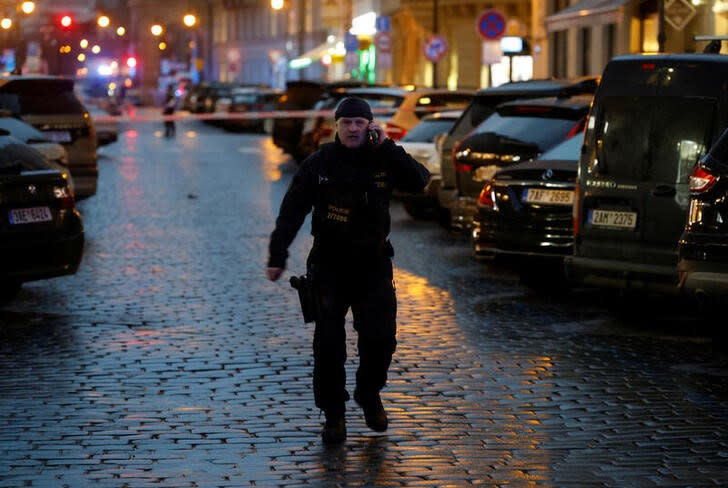 Un oficial de policía asegura el área luego del tiroteo en uno de los edificios de la Universidad Carolina en Praga, República Checa
