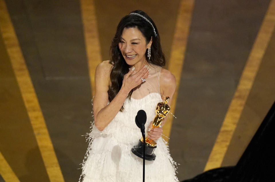 Michelle Yeoh recibe el premio a mejor actriz por "Everything Everywhere All at Once" en los Oscar el domingo 12 de marzo de 2023 en el Teatro Dolby en Los Angeles. (Foto AP/Chris Pizzello)