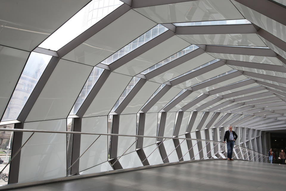 <p>Vaidila Banelis, socio principal de la firma Zeidler Architecture, posa en <strong>el puente Cadillac Fairview Toronto Eaton Centr</strong>e, en Toronto el 20 de junio de 2022.</p> <p>El impresionante puente fue diseñado por Zeidler Architecture, en asociación con Wilkinson Eyre, y fue reconocido con<strong> el Premio a la Excelencia en la categoría Elementos en los Premios de Diseño Urbano de Toronto 2021</strong>. El jurado consideró que en lugar de una estructura utilitaria que conecta zonas comerciales concurridas, esta estructura capturó la imaginación del público al lograr una sensación de dinamismo táctil y visual que realzaba la arquitectura de la ciudad.</p> <p>(Steve Russell/Toronto Star vía Getty Images)</p> 