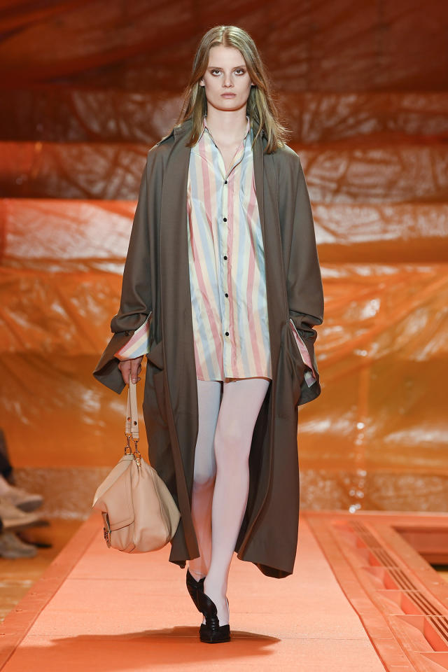 Louis Vuitton Spring 2022 Ready-to-Wear at Paris Fashion Week, Photos –  Footwear News