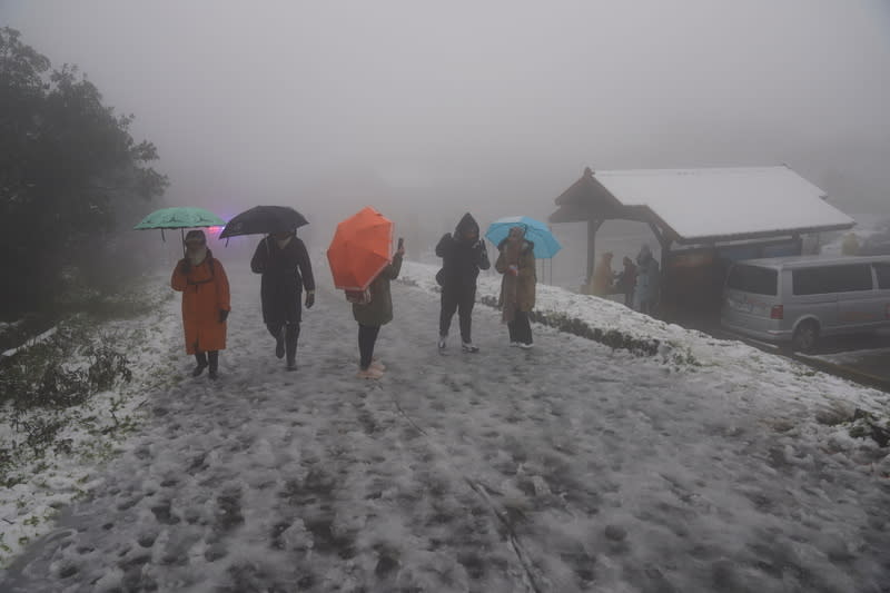 寒流來襲，山區有機會下雪，陽明山國小將於23、24日停課。同樣位於陽明山的中國文化大學22日說，暫未規畫放低溫假，若氣溫太低且影響人員上下班安全，將視情況評估是否停班。圖為2021年民眾前往陽明山賞雪。（中央社資料照）