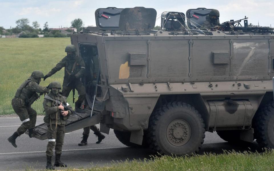 Russian servicemen are seen on a roadside in Kherson - OLGA MALTSEVA /AFP