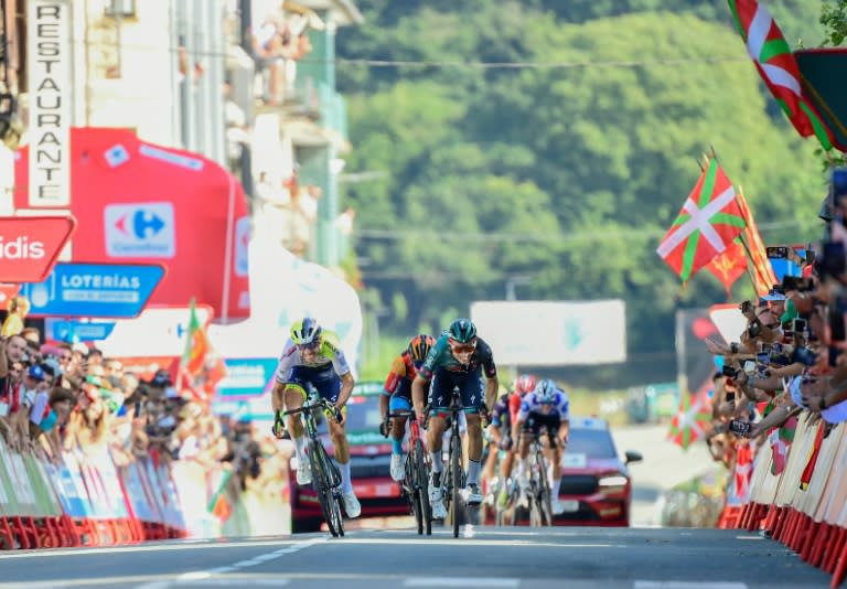 Le Portugais Rui Costa (à gauche) lors de son sprint victorieux au terme de la 15e étape de la Vuelta, le 10 septembre 2023. Le chevronné coureur d'Intermarché a produit son effort dans les tout derniers instants de la course (ANDER GILLENEA)
