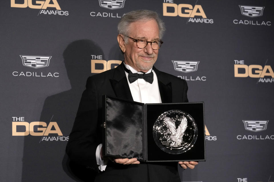 Steven Spielberg, nominado al premio al mérito de dirección de largometraje por "The Fabelmans" posa en la sala de prensa de la 75a entrega anual de los Premios del Sindicato de Directores de Estados Unidos el 18 de febrero de 2023 en el Hotel Beverly Hilton en Beverly Hills, California. (Foto AP/Chris Pizzello)