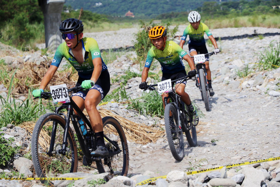 登山車開賽起跑台中市日南國中聯手殺出3人領先集團。蔡宗憲攝