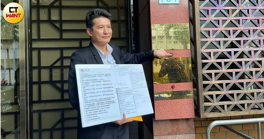 台北市文明人權服務協會理事長張凱鈞向北檢告發迷因力量。（圖／謝中凡攝）