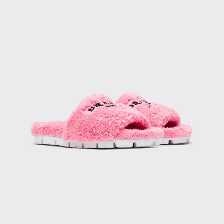 Prada 拖鞋運用粉色絨毛面料為基底，並搭配上刺繡 Logo 字樣  source：Prada