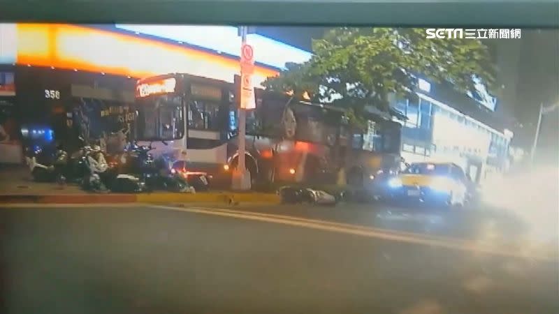 今年9月藍26路線公車因暴衝撞上人行道，釀成1死悲劇。