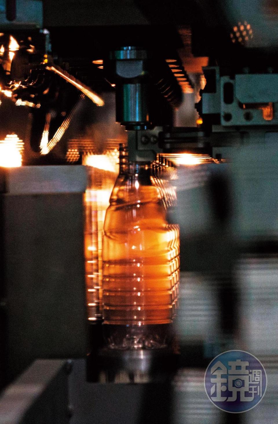 市售飲料的瓶子一般為PET材質，加熱會軟化、冷卻時固化。製作過程中，瓶胚在模具裡經加熱、拉伸，變成寶特瓶的形狀。