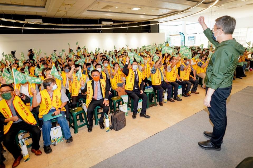 500名會計師齊聚蔡其昌競選總部，舉行後援會成立大會。   蔡其昌競選總部/提供