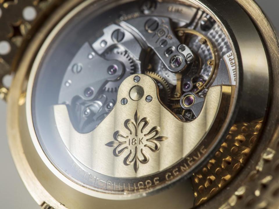●「PATEK PHILIPPE」Ref.3448萬年曆腕錶，18K金材質，年代約1960年，市價約500萬元 3448在拍賣市場上熱度一直都不錯，除了品牌本身的加持之外，其經典的面盤設計與風格更是其他品牌「觀摩」的焦點。而我最喜歡的則是它那造型特殊的鍊帶，在後世的錶款上已經看不到這樣的設計。玩古董錶連錶帶都可以是把玩焦點，這是新錶所難以做到的醍醐味。