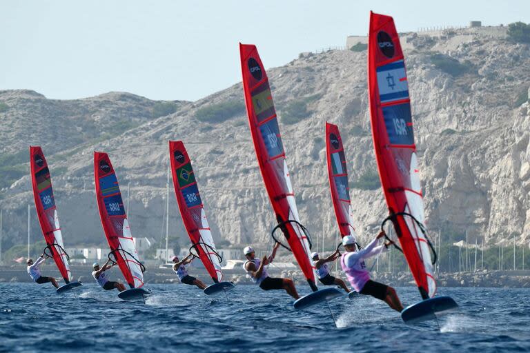 El israelí Tom Reuveny en acción en la carrera 13 del windsurf masculino IQFoil durante la competición de vela 