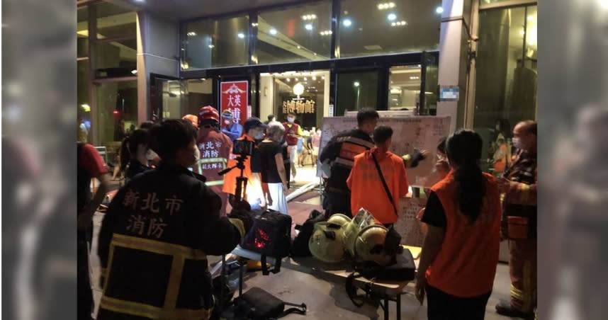 三峽區一處民宅27日凌晨發生火警，4人逃往陽台求救，失聯的屋主大兒子也在5小時後被尋獲。（圖／翻攝自新北市消防局臉書）