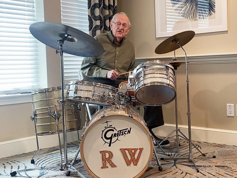 Der Hundertjährige Roger Wonson ist ein engagierter Schlagzeuger. - Copyright: Courtesy of The Current Beverly