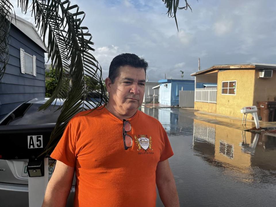 Publio Hernández, de 59 años, tiene un mes viviendo junto con su esposa en Holiday Acres, una zona de viviendas móviles ubicada en 1401 West 29th St., en Hialeah. Es la primera vez que ve una inundación como esta en Estados Unidos, tiene dos años viviendo en el país, tras salir de Cuba