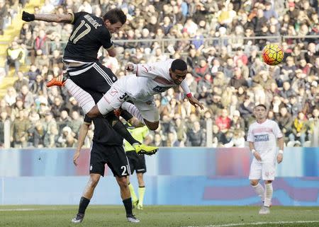 Football Soccer - Carpi v Juventus - Braglia stadium, Modena, Italy- 20/12/15 - Juventus' Mario Mandzukic heads the ball to score past Carpi's Gabriel Silva. REUTERS/Alessandro Garofalo