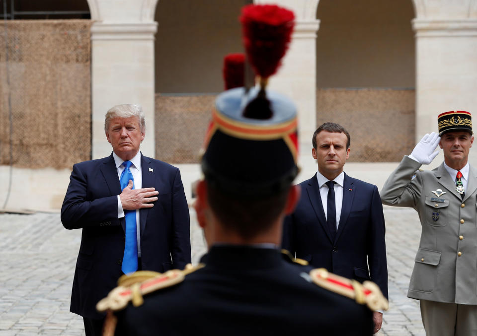 <p>El presidente francés Emmanuel Macron y el presidente Donald Trump en el Palacio Nacional de los Inválidos en París escuchan los respectivos himnos nacionales. Julio 13, 2017. (Photo: Yves Herman/Reuters) </p>