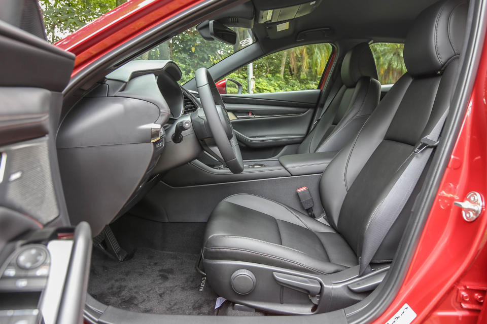 連最頂級的五門 Mazda3 BOSE® 旗艦型都沒有電動座椅，絕對會是 Mazda3 在市場中被消費者詬病的弱項之一。