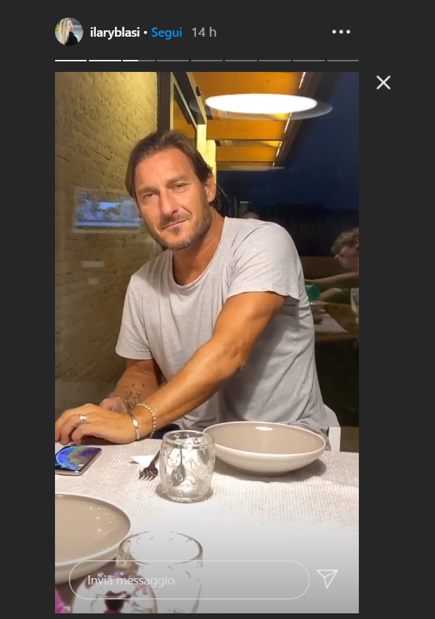 <strong>“Hai capito o no? Fai il vago? Non ti vengono dei dubbi...</strong>” chiede la showgirl all’ex capitano della Roma. Totti sempre più perplesso capisce tutto dopo che la figlia Isabel svela che si tratta della loro gatta, <strong>Donna Paola</strong>, diventata popolare sui social dopo l’esilarante caccia al topo.