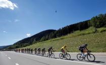 Cycling - Tour de France cycling race - The 209 km (129.8 miles) Stage 16 from Moirans-en-Montagen, France to Berne, Switzerland - 18/07/2016 - Yellow jersey leader Team Sky rider Chris Froome of Britain rides with team mates during the stage. REUTERS/Jean-Paul Pelissier