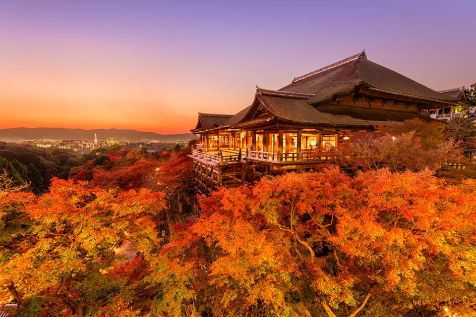 清水寺是京都的賞楓名所，日夜呈現不同風情。（Image Source : Getty Creative）