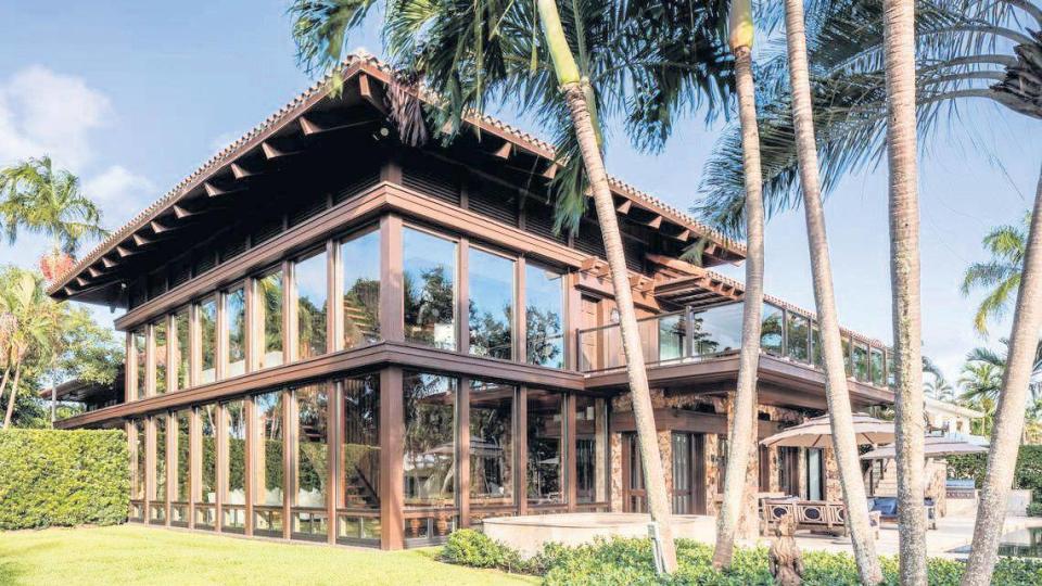 Joe Jonas y Sophie Turner compraron en 2021 una casa de $11 millones en Bay Point, con acceso a la Bahía de Biscayne. La casa fue propiedad del cantante cubano Willy Chrino hasta 2014.