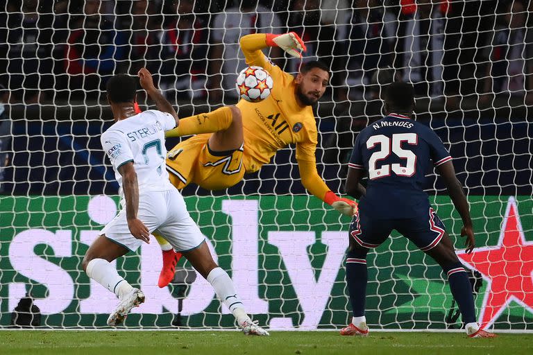 Gianluigi Donnarumma y una de sus intervenciones durante el partido