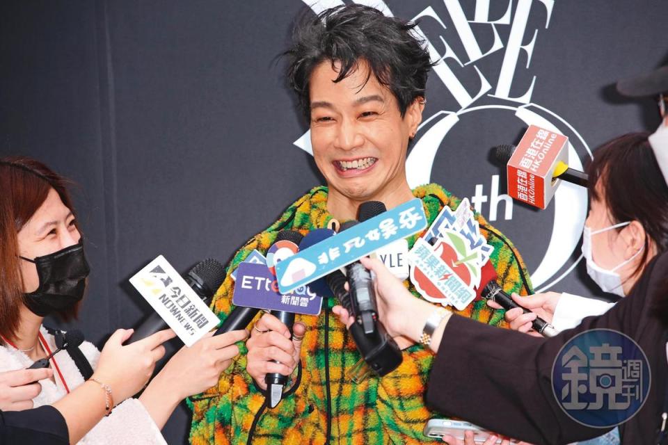 剛在第56屆金鐘獎摘下迷你劇集最佳男配角、戲劇最佳男主角的薛仕凌，也參加《Elle》特展，他的牙齒休誇黃，只能給70分。