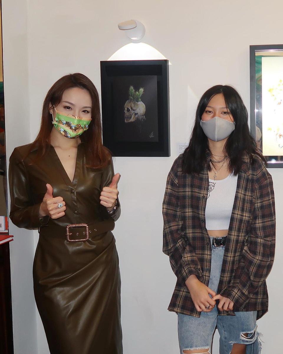 年僅17歲的張瑤萱（右）近日開畫展。